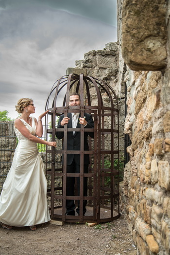 Cassi schickt ihren gefangenen Bräutigam ein paar Küsse zu.