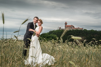 Cassi und Stefan auf einem Getreidefeld vor der Veste Wachseburg.