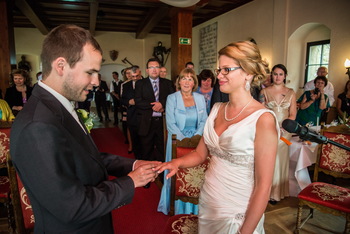 Cassi kann es nicht erwarten bis sie ihren Ring hat, den Stefan ihr gerade ansteckt.