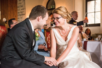 Cassi und Stefan sind ganz aufgeregt nachdem sie sich das Ja-Wort gegeben haben.