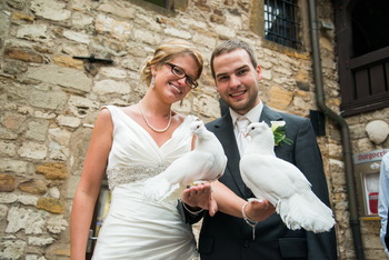 Cassi und Stefan mit zwei hübschen Tauben.